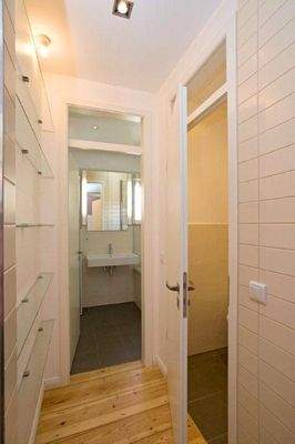 Flur mit Blick ins Badezimmer