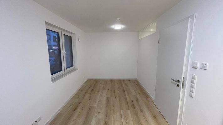 Helles Zimmer mit Holzoptik