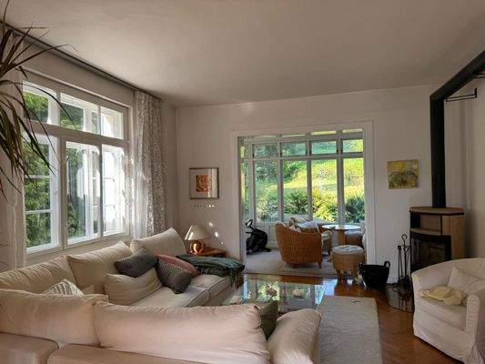 Blick vom Wohnraum in den Wintergarten und Garten