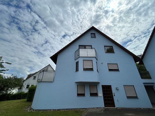 Blick auf das Haus (Eingang UG Wohnung)