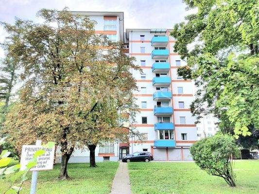 Mehrparteienhaus im grünen