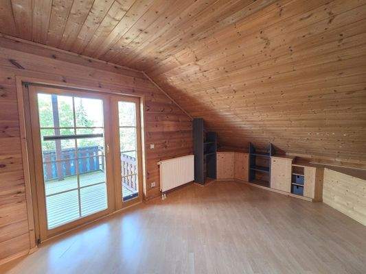 Kinderzimmer mit Balkonzugang DG