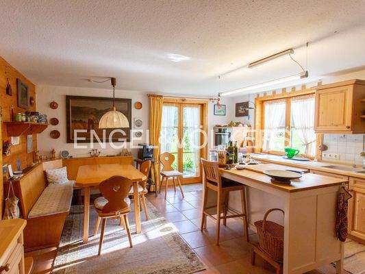 Küche im Erdgeschoss mit Ausgang zur Terrasse