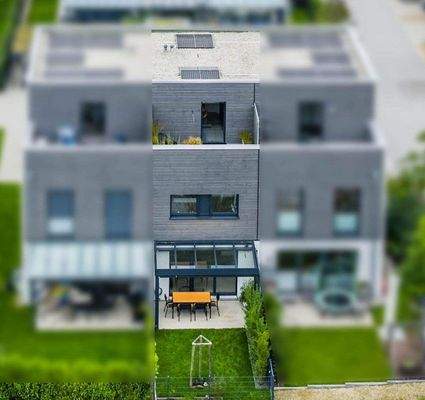 Westansicht mit Dachterrasse, Garten, Pergola