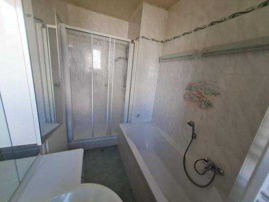 Bad mit Wanne und Dusche