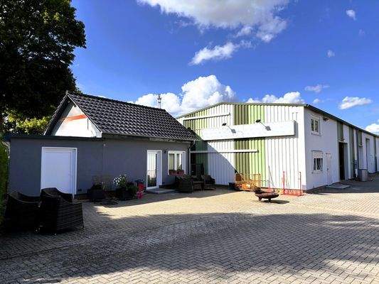 Blick zur Halle und Saunahaus