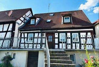 Schmuckes Fachwerhkaus mit Nebengebäuden