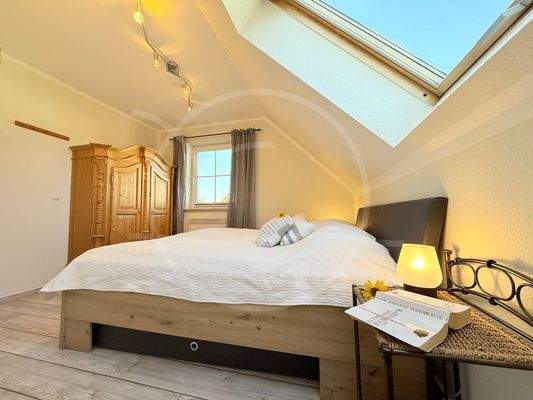 2. Schlafzimmer mit Sternenfenster.jpg