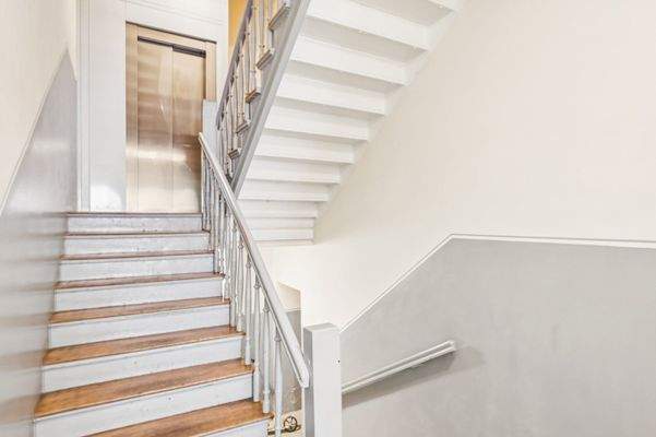 Treppenhaus mit Lift