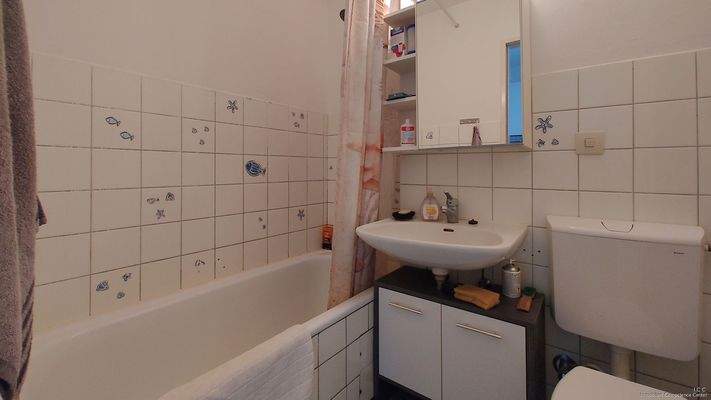 Das Badezimmer mit Badewanne