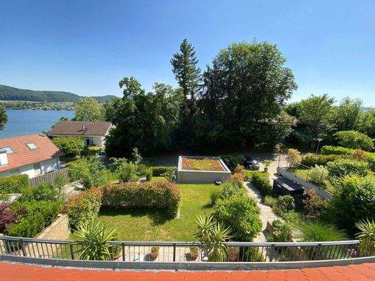 Terrassiertes Grundstück mit Doppelgarage