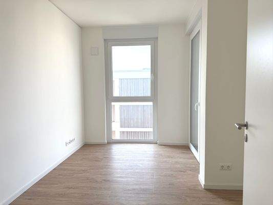 Helles Zimmer mit Balkon