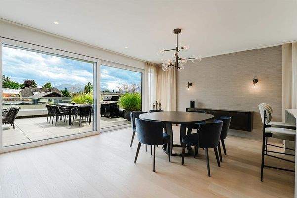 Der grosszügige Essbereich mit direktem Zugang zur Panorama-Terrasse