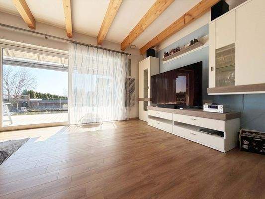 EG Wohnzimmer: Große Fenster öffnen den Wohnbereich direkt zur Terrasse und Garten