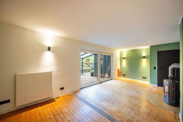 Wohn-/Esszimmer mit Zugang zur Terrasse, mit Kaminofen