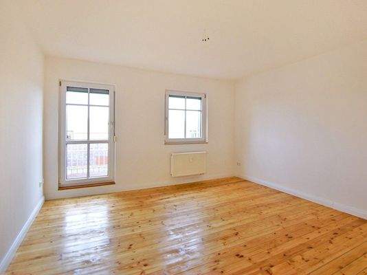 Schlafzimmer mit Zugang zum Balkon