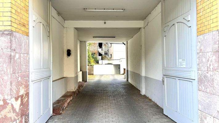 Hauseinfahrt zur Tiefgarage