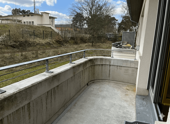 Sonniger Balkon mit Ausblick