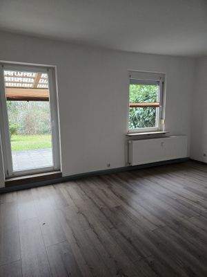 Wohnzimmer mit Zugang zur Terrasse.jpeg