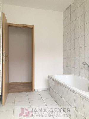 Tageslichtbad mit Wanne