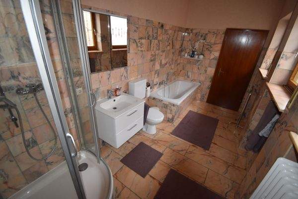 Elegantes Bad mit Wanne, Dusche und Fenster