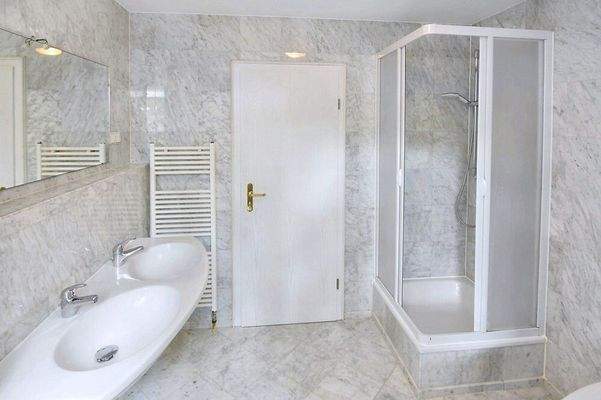 Masterbad mit Doppelwaschtisch