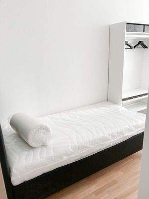 Helles Zimmer mit Bett