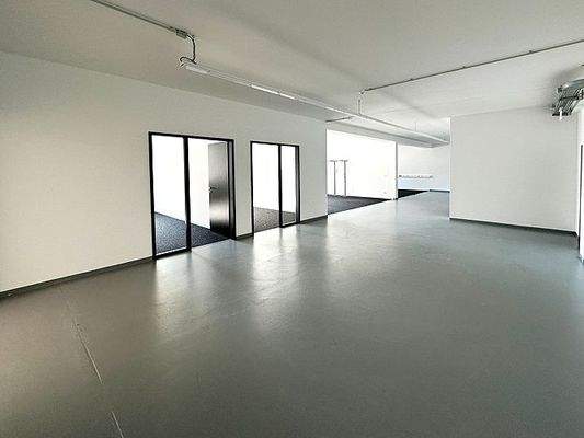 Büros im Lagerbereich mit Aufzug.jpg