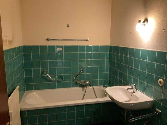 Badezimmer mit blauen Fliesen