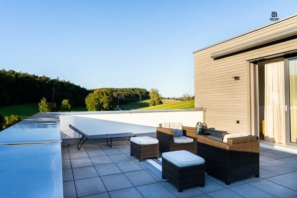 Grosszügige Terrasse mit Markise über den Dächern von Schaffhausen mit Sicht auf die Natur und den Wald