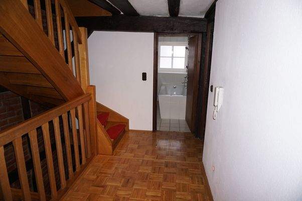 Flur mit Treppe und Bad