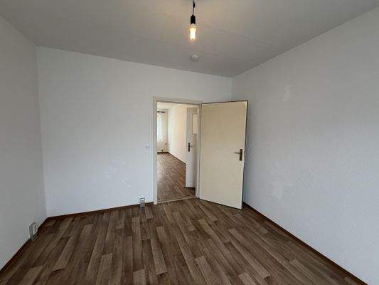 weiteres Zimmer mit Blick zum Schlafzimmer