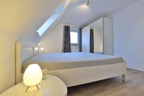 Schlafzimmer mit Stauraum für Garderobe