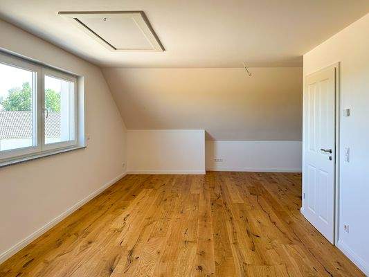 Lichtdurchflutetes Zimmer im DG