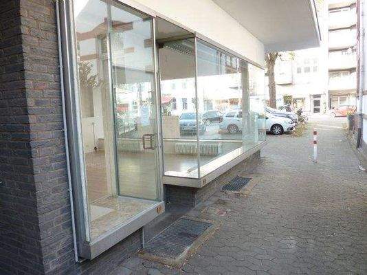 Seitenfront Ladenlokal mit Eingangstüre