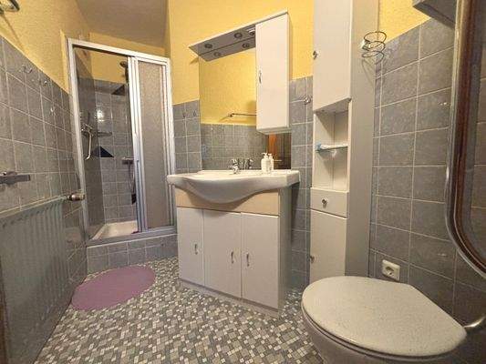 Teilansicht vom Badezimmer im Untergeschoss