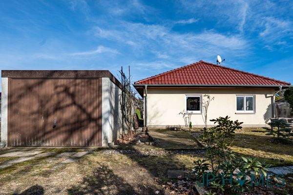 Garage + Hausansicht 