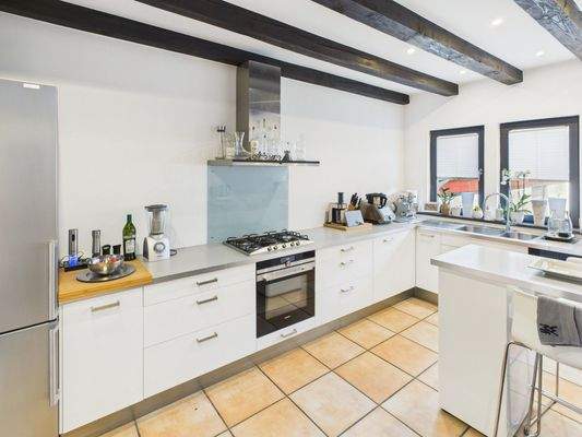 voll ausgestattete Luxusküche mit Gasherd