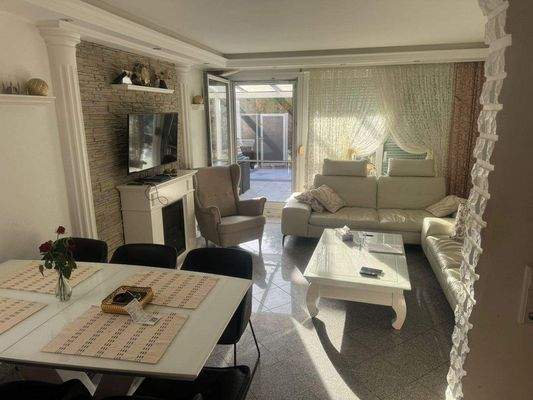 Wohnzimmer mit Zugang zu Terrasse 