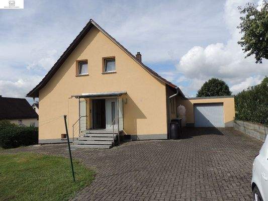 Frontansicht / Hof  und  Garage