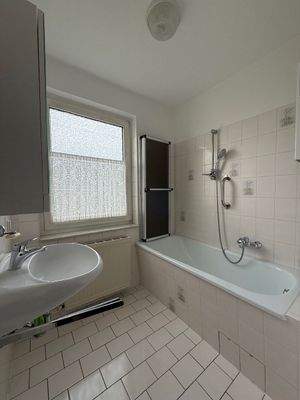 Helles Badezimmer im Obergeschoss