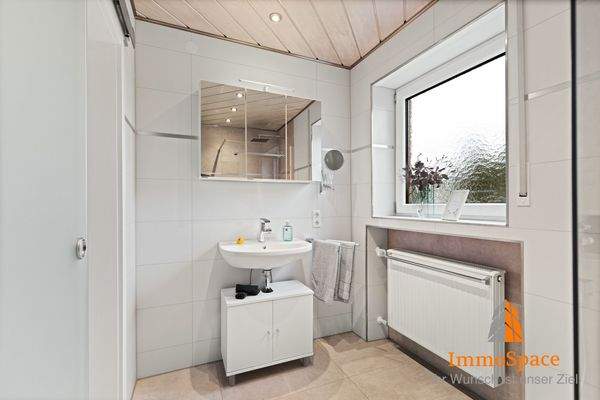 Blick ins neuwertige Tageslicht-Badezimmer