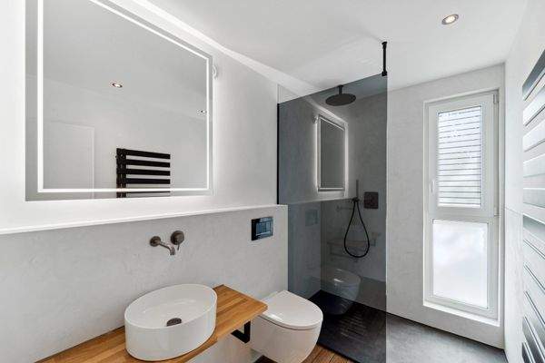 Separates vollwertiges Bad mit ebenerdiger Wasserfalldusche