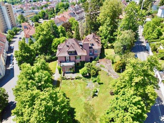 Blick auf den parkähnlichen Garten und das Wohnhaus