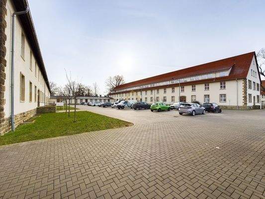 Zwei feste Pkw-Stellplätze direkt vor der Tür