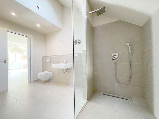 Nächste Ansicht des großen hellen Badzimmers