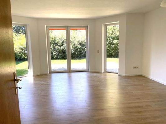 lichtdurchflutetes Wohnzimmer