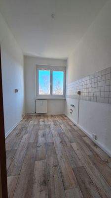 Küche mit Fliesenspiegel und Fenster