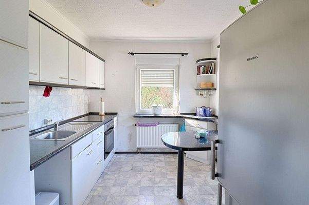 Küche mit Einbauküche