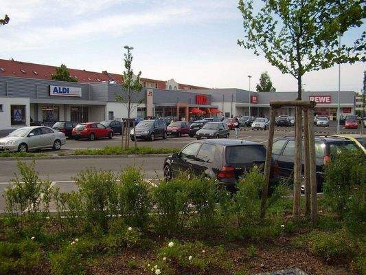 Einkaufscenter schräg gegenüber